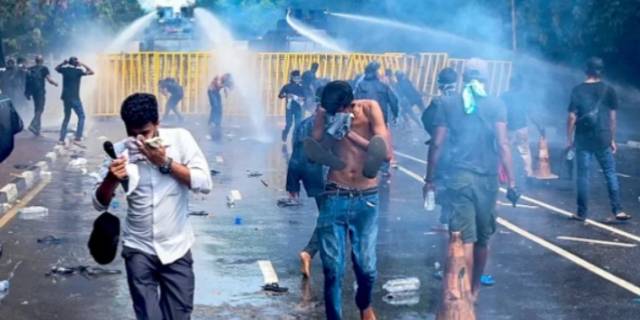 ধ্বংসের দ্বারপ্রান্তে রাজাপাকসের পরিবার। শ্রীলঙ্কায় ফের জরুরি অবস্থা জারি।