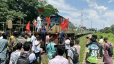 আট দফা দাবিতে কুলাউড়ায় পাহাড়িকা ট্রেন আটক।