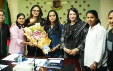 নারী ক্রিকেটারদের সঙ্গে সাক্ষাৎ করেছেন রাশনা ইমাম।