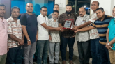 নিউ ইয়র্ক পুলিশ অফিসার জুয়েল’র সাথে স্রোত সাহিত্য পর্ষদের শুভেচ্ছা বিনিময়।